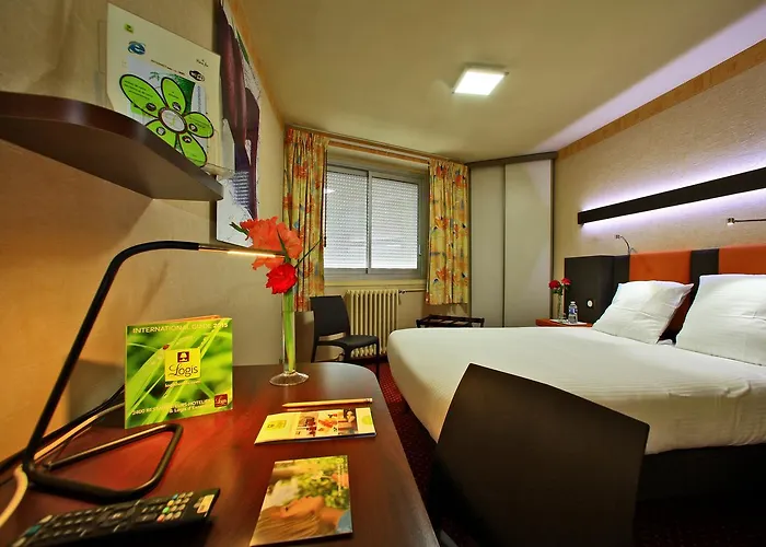 Le Point Du Jour מלון 3*